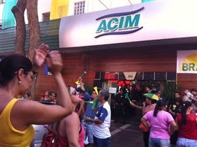 Servidores municipais realizam manifestação em frente à Associação Comercial e Empresarial de Maringá